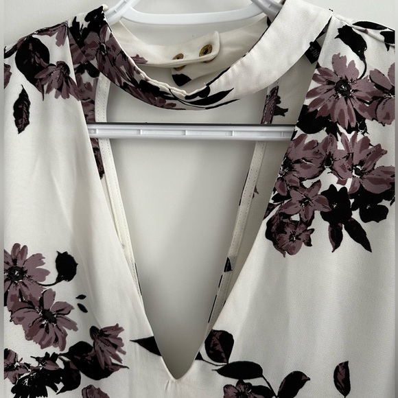 Dynamite Keyhole Blouse - Picture 3 of 3